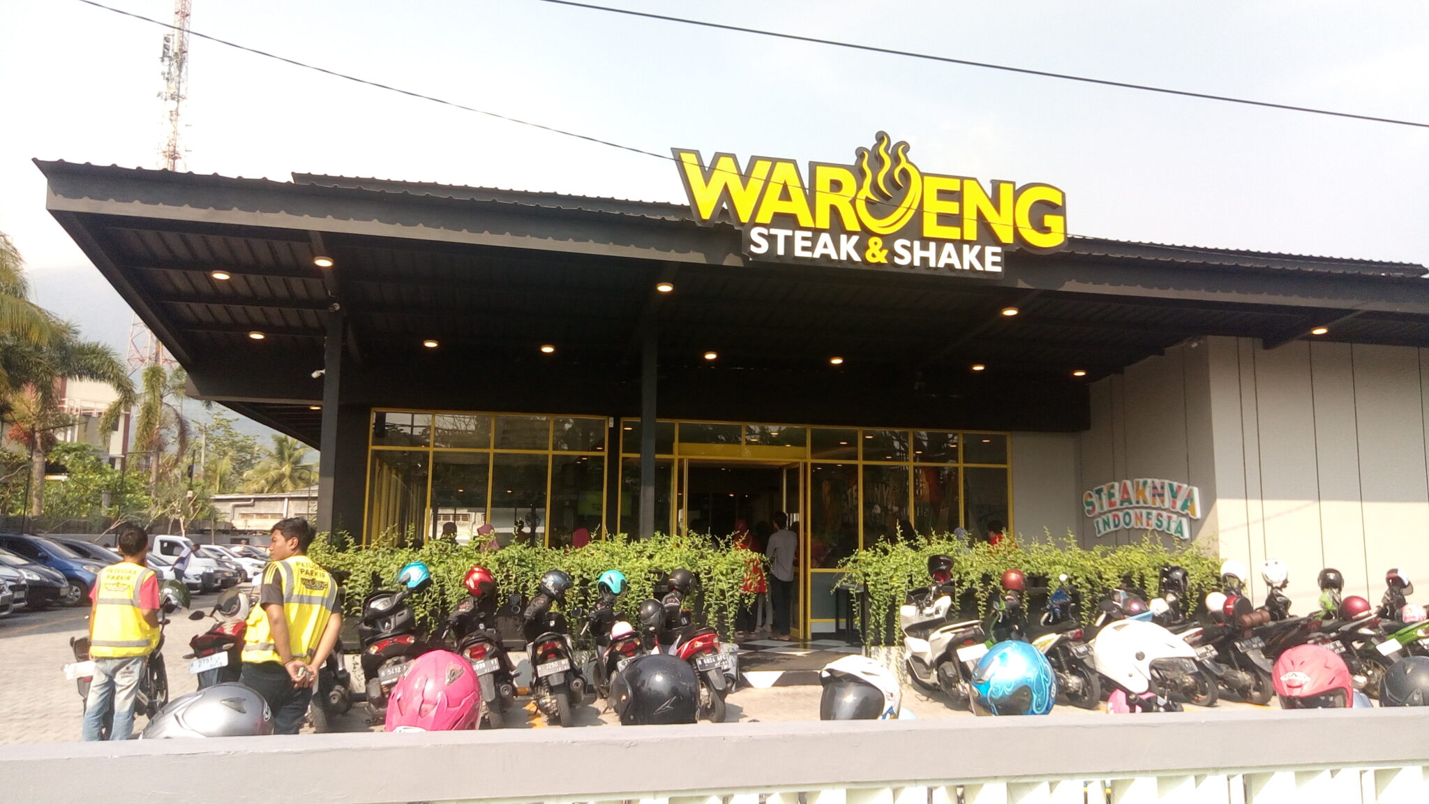 Pringati Hari Pahlawan, Waroeng Stake and Shake Gelar Lomba Mewarnai dan Launcing Tempat Baru