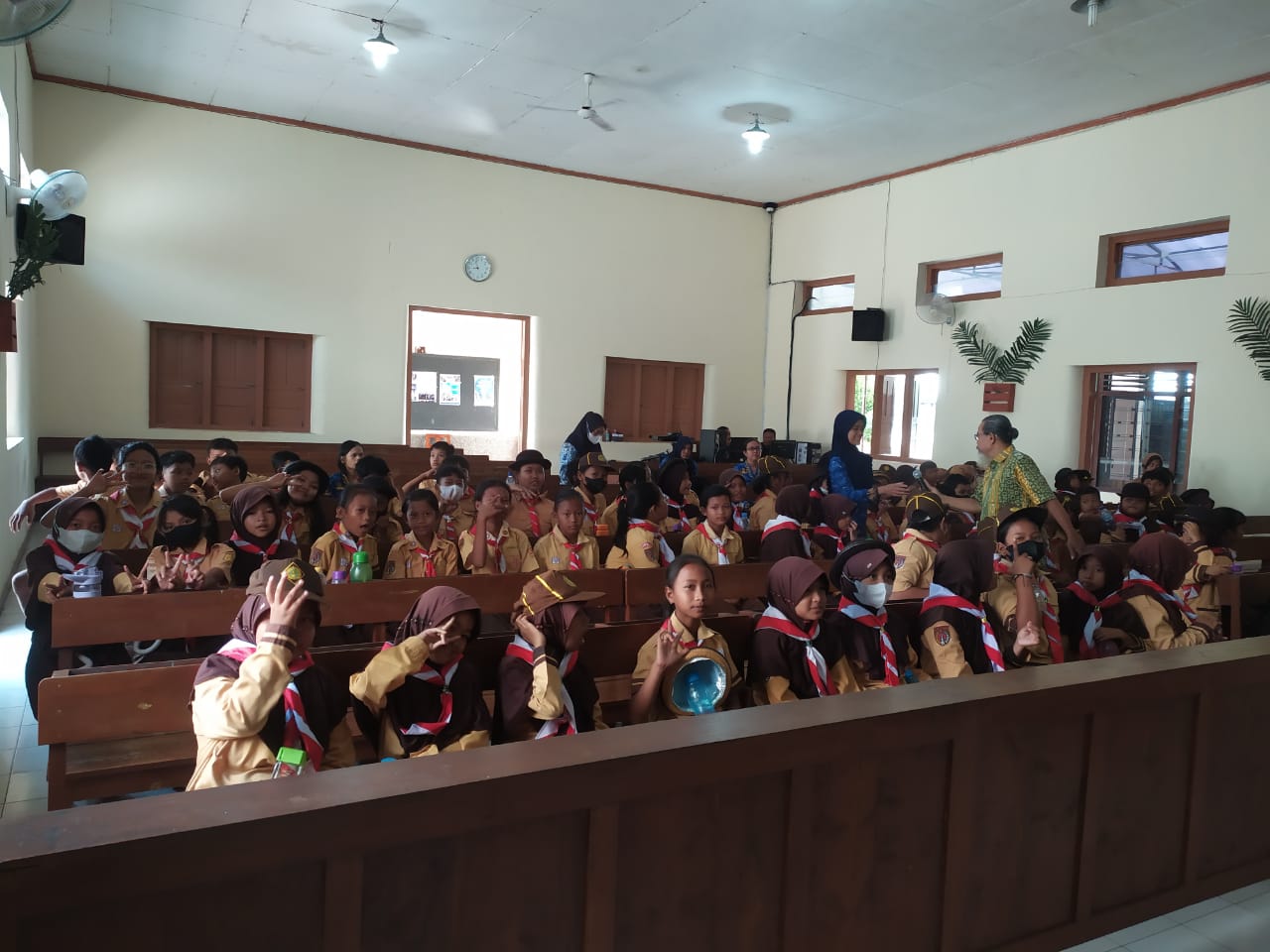 Tumbuhkan Karakter Pelajar Pancasila, SDN Karang Dukuh Adakan Outing Class ke Tempat Ibadah