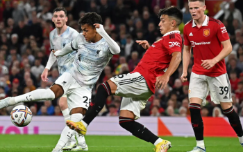 Wonderkid Liverpool, Fabio Carvalho pun tak luput dari perhatian Lisandro Martinez yang didatangkan MU dari Ajax Amsterdam. (AFP/Paul Ellis)