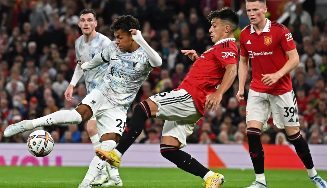 Wonderkid Liverpool, Fabio Carvalho pun tak luput dari perhatian Lisandro Martinez yang didatangkan MU dari Ajax Amsterdam. (AFP/Paul Ellis)