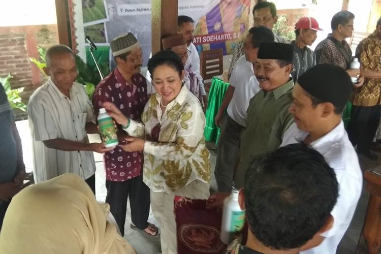 12 kelompok Tani di Desa Jatisarono Mendapat Bantuan Pupuk Organik dari Titiek Soeharto