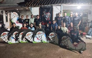 Kenakan Kain Sarung dan Kaos, Caleg Ini Dampingi Seniman Muda Jathilan
