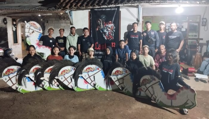 Kenakan Kain Sarung dan Kaos, Caleg Ini Dampingi Seniman Muda Jathilan