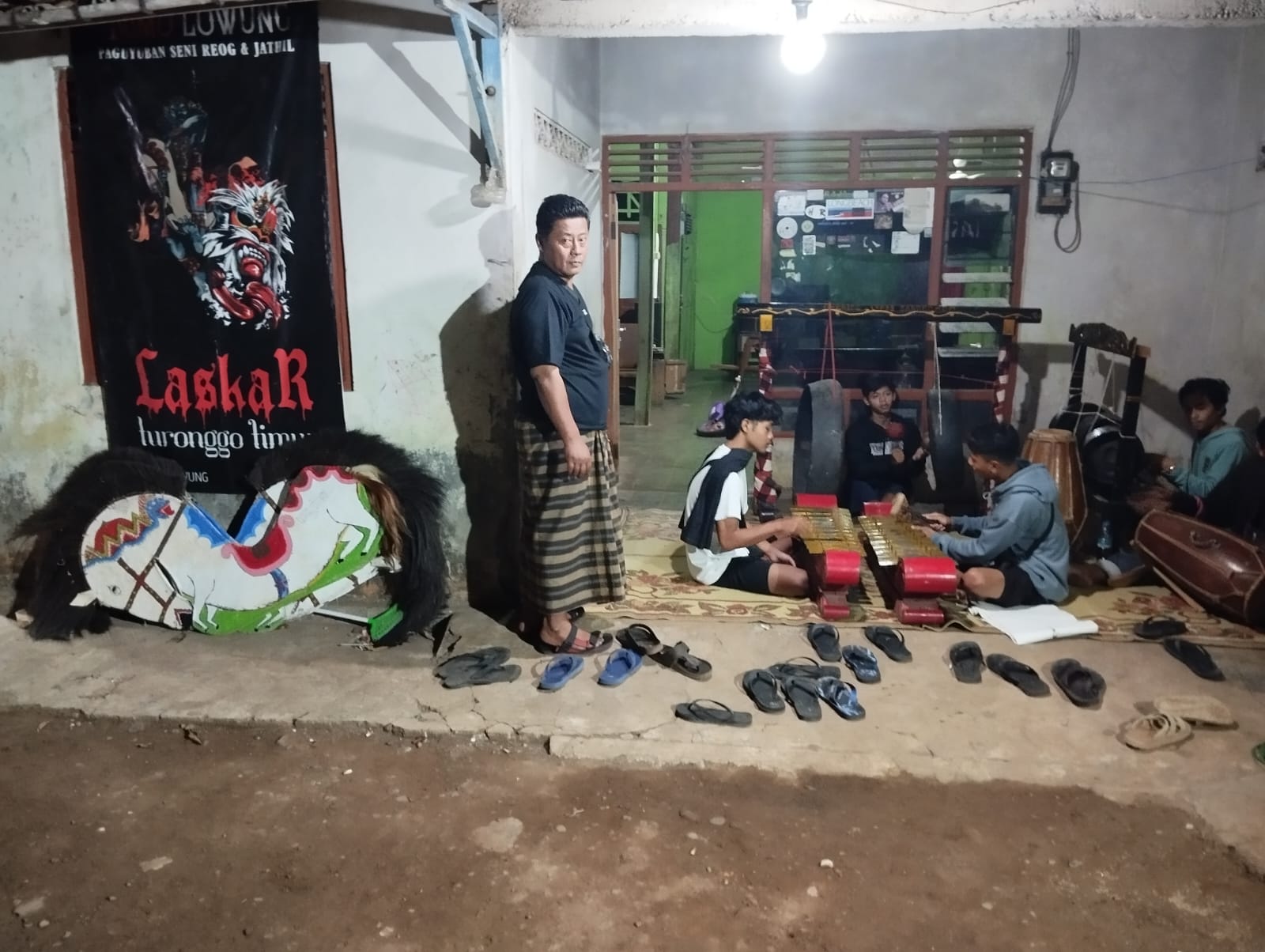 Kenakan Kain Sarung dan Kaos, Caleg Ini Dampingi Seniman Muda Jathilan