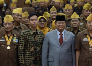 Prabowo menegaskan kepada Gibran, “Mas Gibran, jangan ragu-ragu. Kau harus bangga dengan orang tuamu.”