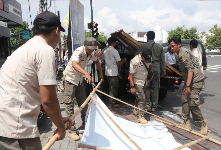 Pemerintah Kota Yogyakarta Tertibkan Ribuan APK yang Melanggar