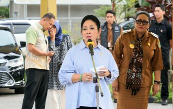 Titiek Soeharto Menyerahkan Bantuan Alsintan untuk Petani di Gunungkidul