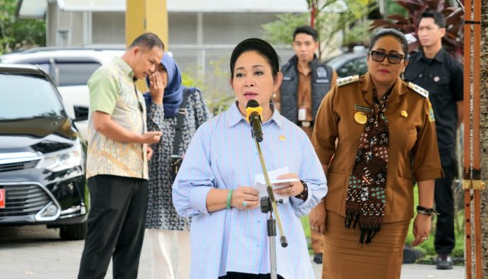Titiek Soeharto Menyerahkan Bantuan Alsintan untuk Petani di Gunungkidul