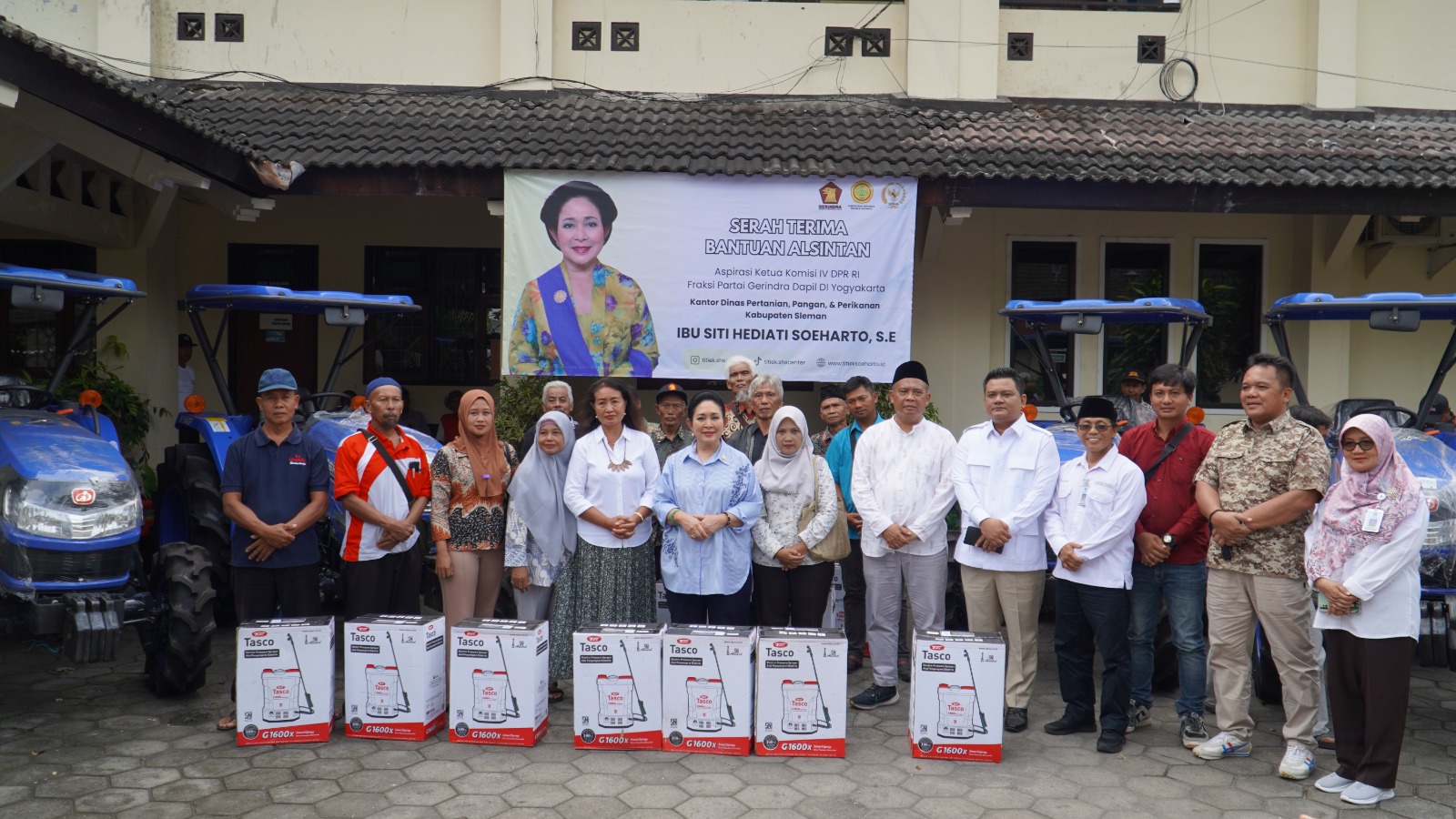 Ketua Komisi IV DPR RI Titiek Soeharto Serahkan Bantuan Alsintan ke Kabupaten Sleman