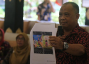 Bupati Sleman Harda Kiswaya menunjukkan iklan minuman beralkohol Anggur Merah 'Kaliurang' di Pemkab Sleman, Senin (21/4/2025)