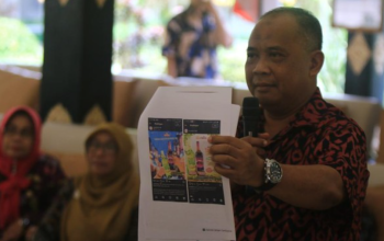 Bupati Sleman Harda Kiswaya menunjukkan iklan minuman beralkohol Anggur Merah 'Kaliurang' di Pemkab Sleman, Senin (21/4/2025)