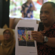 Bupati Sleman Harda Kiswaya menunjukkan iklan minuman beralkohol Anggur Merah 'Kaliurang' di Pemkab Sleman, Senin (21/4/2025)