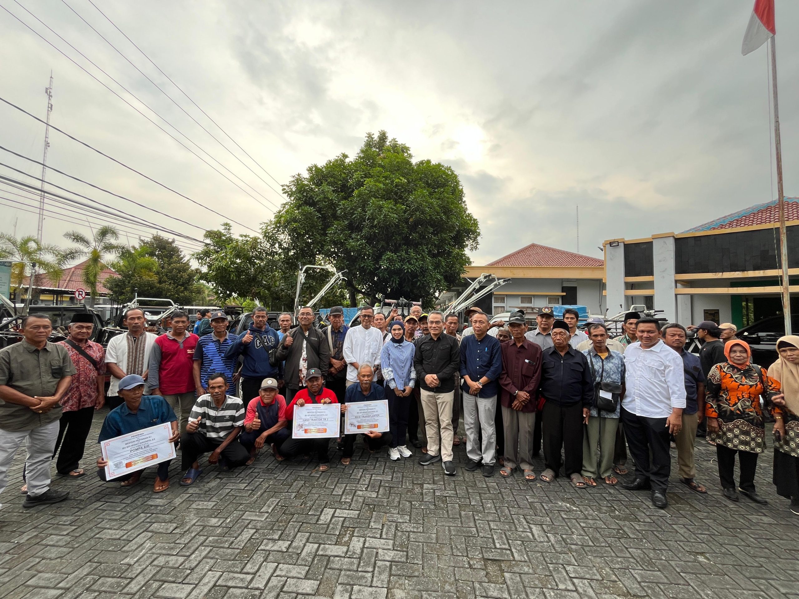 Foto bersama Bupati Bantul dengan para petani penerima bantuan Alsintan