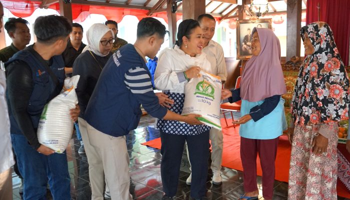 Titiek Soeharto Bersama Bapanas dan Bulog Salurkan Bantuan Pangan di Bantul, Pastikan Bantuan Sampai Tanpa Potongan