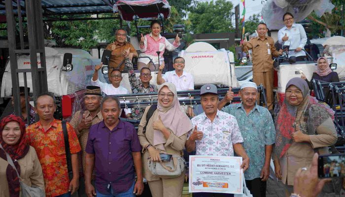 Kunjungan Kerja ke Bantul, Titiek Soeharto Serahkan Bantuan Alsintan untuk Petani
