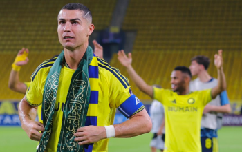 Cristiano Ronaldo Cium Lambang Arab Saudi, Kibarkan Syal Usai Al Nassr Menang