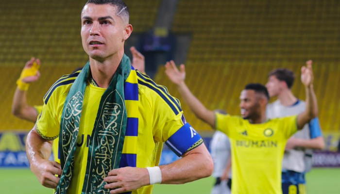 Cristiano Ronaldo Cium Lambang Arab Saudi, Kibarkan Syal Usai Al Nassr Menang