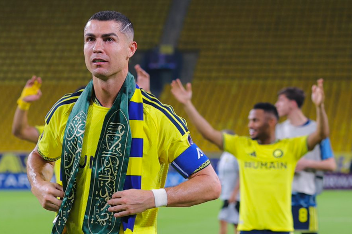 Cristiano Ronaldo mengangkat syal Arab Saudi setelah laga Al Nassr melawan Neftchi Fergana